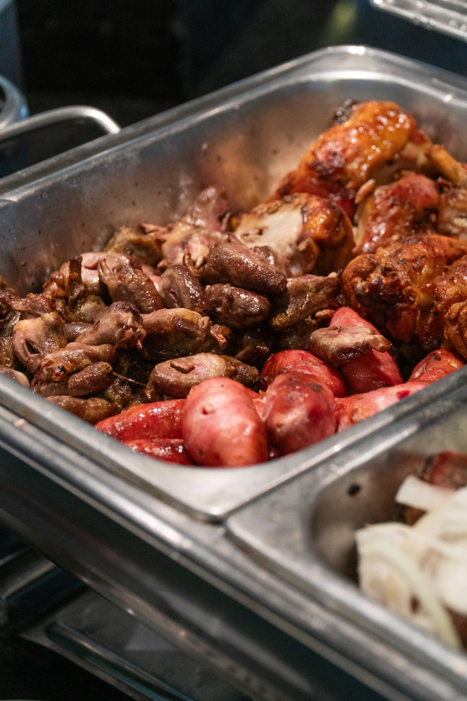 Buffet do Laço de Ouro com coração de frango e linguiça