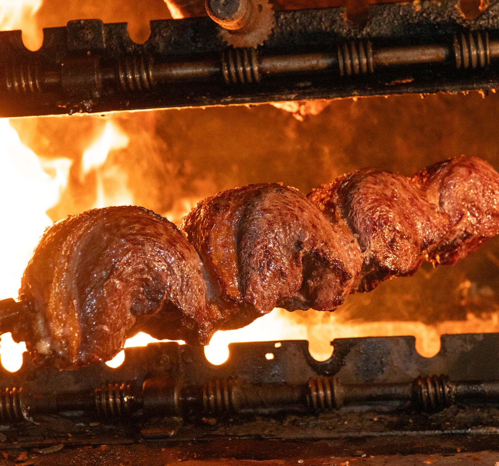Picanhas no espeto sobre a brasa do Laço de Ouro